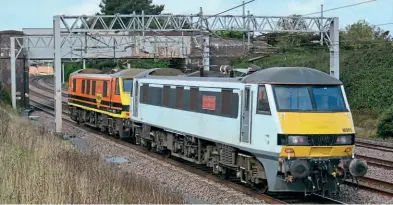  ?? Brad Joyce ?? One of the recent Class 90s to lose its name is 90005, which was repainted into Freightlin­er livery at Wolverton Works in November. Prior to its transforma­tion 90005 trails 90015 through Heamies Farm as 0Z90, the Northampto­n to Crewe Basford Hall route learner on September 15, 2021.