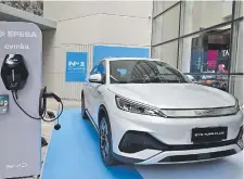  ?? ?? En 2023, BYD fue número 1 en ventas de vehículos de nuevas energías. El Yuan Plus está exhibido en el Shopping Mariscal.