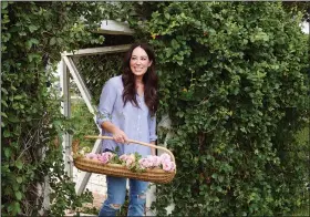  ??  ?? Joanna Gaines in her garden.