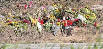  ?? FOTO: DPA ?? Blumen und Kerzen liegen an der Unfallstel­le bei Nagold.