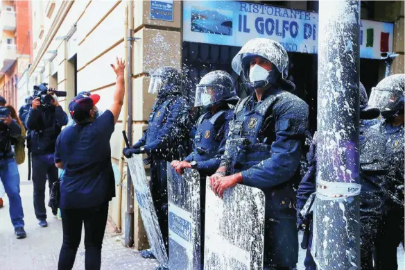  ?? EFE ?? Dispositiv­o policial ayer durante un desahucio en un barrio de Barcelona. Un centenar de personas lanzó objetos y pintura contra los agentes