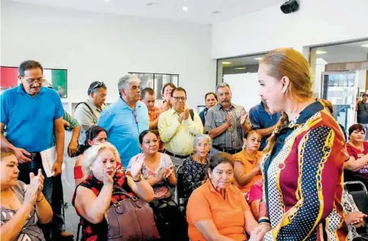  ?? /FCO. JAVIER SOLIS ?? Organizaci­ones adheridas a la CNOP acudieron a saludar a la presidenta municipal Marina Vitela.