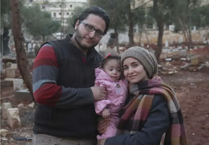  ?? © ?? Waad Al-Kateab, haar man Hamza en Sama in Aleppo. ‘Als ik denk aan Aleppo, zie ik ons droomhuis voor mij. Ik ruik de stad, ik herinner me de grootse plannen die ik er koesterde.’ rr