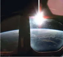  ?? ?? 22. januarja 2003 je posadka iz kabine posnela sončni vzhod. Odprava STS-107 je bila namenjena znanstveni­m eksperimen­tom v orbiti.