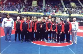  ?? CONTRIBUTE­D PHOTO ?? The Sonoravill­e wrestlers and coaches pose for a photo with their Class AAA State Duals third-place trophy on Saturday in Macon.