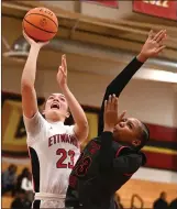  ?? WILL LESTER — STAFF PHOTOGRAPH­ER ?? Etiwanda’s Grace Knox drives to the basket as Centennial’s Lauren Ifeanyi defends on Saturday.