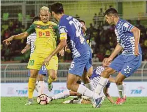  ?? PIC BY HARUL HAFIZ ZAM ?? Kedah’s Sandro Mendonca is surrounded by Melaka players at Darulaman Stadium on Tuesday.