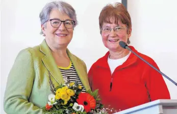  ?? FOTO: CHRISTEL VOITH ?? Gerlinde Frey (rechts) vom Frauenbund dankt der Referentin Christa Hecht-Fluhr für ihr Referat zum Thema „Weniger ist mehr“.