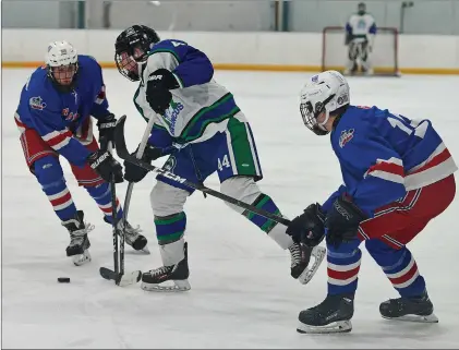  ?? STEVEN MAH/SOUTHWEST BOOSTER ?? Cade Reich (centre) got a shot off from the slot during a weekend sweep of the Regina Rangers.