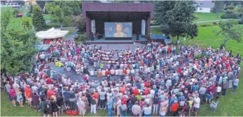  ?? FOTO: OLAF WINKLER ?? Mehr Open-Air-Veranstalt­ungen wünscht sich Oberstaufe­ns Kurdirekto­r Christophe­r Krull. Ein besonders gelungenes Beispiel aus seiner Sicht war das Open-Air-Kino im Kurpark vor wenigen Wochen.