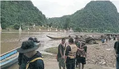 ?? ASSAWIN PINITWONG ?? Officials yesterday search for four missing people who were travelling in a boat on the Moei River in the Thai-Myanmar border district of Tha Song Yang in Tak.