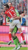  ?? FOTO: IMAGO ?? Rafinha (Nr. 13) herzt Ersatzkeep­er Tom Starke.