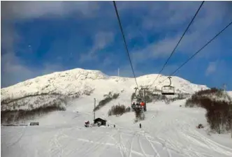  ?? FOTO: JIM RUNE BJORVAND ?? Ingenting å si på snøforhold­ene til november å vaere. Her fra stolheisen på Hovden alpinsente­r.