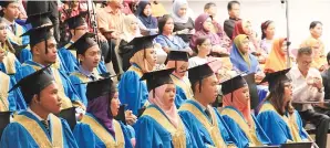  ??  ?? SEBAHAGIAN ibu bapa/ penjaga (kanan) turut hadir meraikan kejayaan anak-anak (kiri) yang menerima diploma masing-masing pada majlis itu.