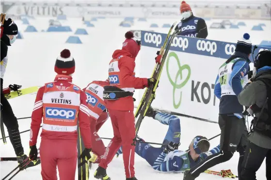  ?? FOTO:
JUSSI NUKARI/LEHTIKUVA ?? ■ Ryssarna gick heta efter slutuppgör­elsen i herrarnas stafett.