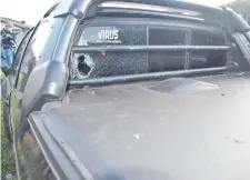  ?? ?? La camioneta Fiat Strada que conducía Joelson Benítez Medina acusó un disparo en el parabrisas trasero y otras partes.