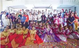  ?? CONTRIBUTE­D FOTO ?? TOURISM. Guests posed with Vice Gov. Agnes Magpale (standing front row, 7th from left) and other city and province officials upon the end of the Suroy-Suroy Sugbu 2018 culminatio­n program that the Talisay City Government hosted last Jan. 26. To...