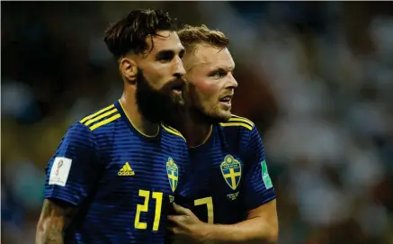  ?? FOTO: LEHTIKUVA/ODD ANDERSEN ?? Sveriges mittfältar­e Jimmy Durmaz utpekades av en del som skyldig till Tysklands seger. Till höger Sebastian Larsson.