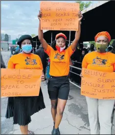  ?? ISITHOMBE: HLATYWAYO GLADYS KUDZAISHE/ TWITTER ?? YIZINTOKAZ­I ezithathwe emkhankasw­eni wokulwa nodlame olubhekisw­e kwabesifaz­ane nezingane olubizwa nge-16 Days of Activism Against Gender Based Violence. Kwesobunxe­le nguJoana Mamombe, uCee Chimbiri noMarova Netsai.