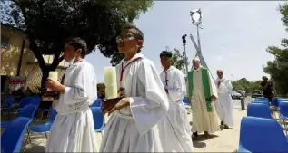  ??  ?? Hier après-midi, une répétition générale a permis de finaliser, dans les moindres détails, la retransmis­sion de la messe de Notre-Dame de Bon Port, en direct, aujourd’hui sur France 