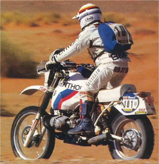 ??  ?? Acima, Gaston Rahier, de apenas 1,64 m de altura, domina a sua BMW R80 G/S nas areias do deserto africano, para levá-la à vitória no rali Paris-Dakar de 1984