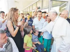  ??  ?? ► El Papa Francisco durante una visita sorpresa a la Fundación Santa Lucía, en Via Ardeatina, ayer.