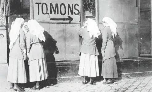  ?? GEORGE METCALF ARCHIVAL COLLECTION / CANADIAN WAR MUSEUM ?? Canadian nurses in November 1918 in Valencienn­es, France, where soldiers of the 28th Northwest Battalion of the Canadian Corps were billeted.