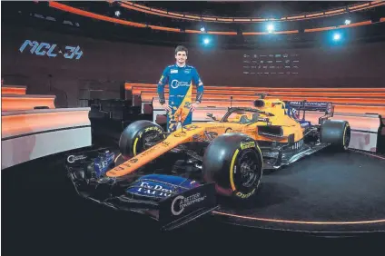  ?? FOTO: TWITTER MCLAREN ?? Carlos Sainz, posando al lado de su nuevo Mclaren MCL34 para la temporada 2019 de Fórmula 1