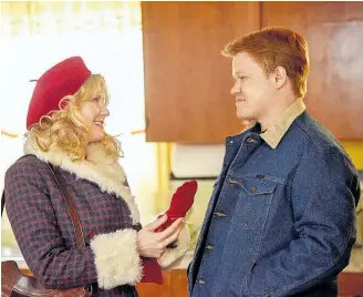  ??  ?? Kirsten Dunst (Peggy Blumquist) und Jesse Plemons als ihr Mann Ed müssen einen Mord vertuschen – „Fargo“, 23.10 Uhr, ORF 1.