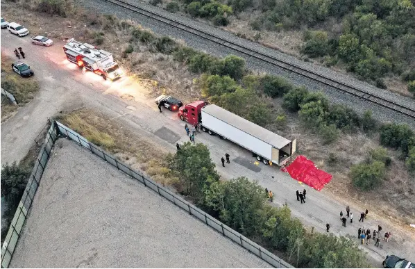  ?? ?? An aerial view of police investigat­ing a trailer in San Antonio, where the bodies of dozens of people, believed to be migrant workers from Mexico, were found. More than dozen were found alive, suffering from heatstroke