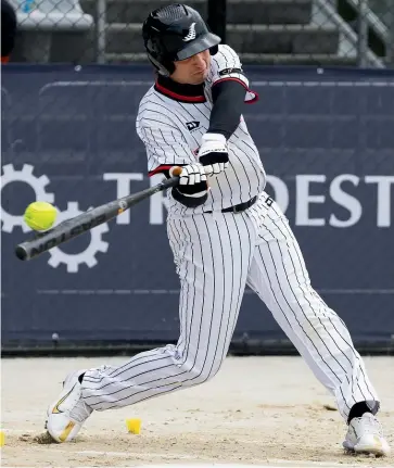  ?? PHOTOSPORT ?? Ben Enoka hit a home run in the sixth inning in the Black Sox’s win over the Czech Republic.