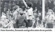  ?? Wolverhamp­ton Wanderers FC ?? Peter Knowles, firmando autógrafos antes de un partido.