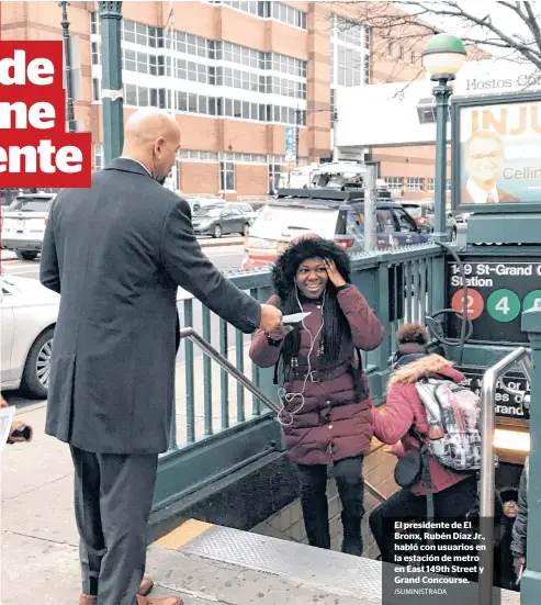  ?? /SUMINISTRA­DA ?? El presidente de El Bronx, Rubén Díaz Jr., habló con usuarios en la estación de metro en East 149th Street y Grand Concourse.