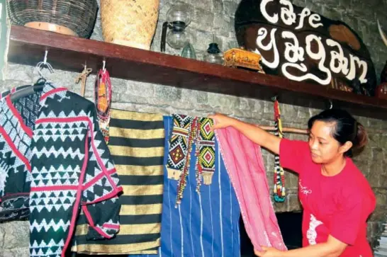  ?? Photo by Milo Brioso ?? GLOBAL. Cafe Yagam founder-owner Poleen Carla Rosito - Dulnuan proudly displays different Cordillera weaves inside her cafe..
