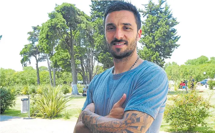  ?? JULIO JUAREZ ?? En pose. Scocco lleva en la sangre el respeto por la siesta, la sobremesa de los asados, el interés por la política, la devoción por la virgen de Luján y el amor por el fútbol.