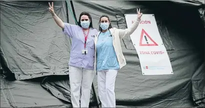  ?? EDUARDO PARRA / EP ?? Dos sanitarias en las tiendas de campaña montadas cerca del hospital Gregorio Marañón de Madrid