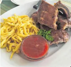  ?? FOTO: NYF ?? Gegrillte Spezialitä­t: Spareribs, also Schweineri­ppchen, kombiniert mit Spätzle und einer süßlichen Soße.