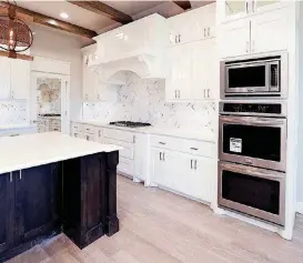  ?? [PHOTOS BY STEVE SISNEY, THE OKLAHOMAN] ?? The Canterra Homes model kitchen.