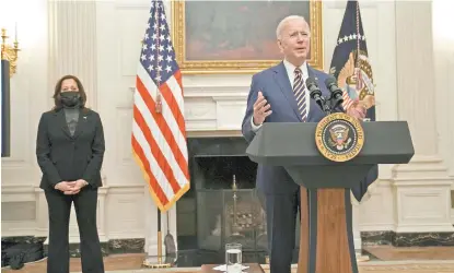  ??  ?? El presidente Joe Biden, ayer en la Casa Blanca al abordar la respuesta a la crisis económica.