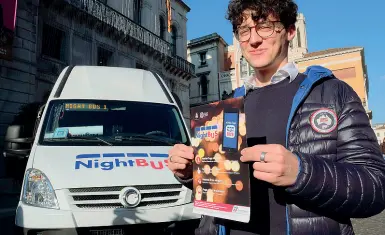  ??  ?? Atteso dagli universita­ri Ecco il pulmino che sarà usato per il «night bus»: sarà prenotabil­e via app scaricabil­e sullo smartphone