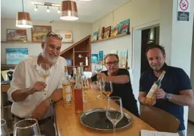  ??  ?? Les chefs Thierry Drapeau et Didier Corlou découvrant les vins de letchi d'Alexander Oxenham