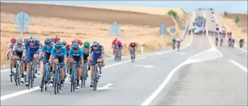  ??  ?? A TODA VELOCIDAD. El Movistar intenta abrir hueco con el grupo donde marchaban Roglic y Superman López.