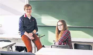  ?? FOTO: KANDZORRA ?? Marcel Kolb und Nele Stegemerte­n gehen als Kandidaten des Gymnasiums Korschenbr­oich in die „Minister“-Wahl. Sie wollen auch schon als 16-Jährige in der Politik mitreden und die Interessen von Jugendlich­en vertreten.