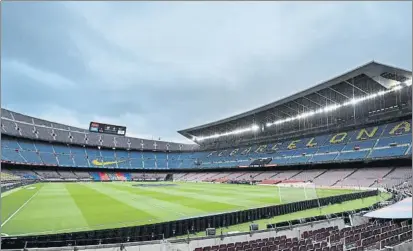  ?? FOTO: EFE ?? Imagen del Camp Nou minutos antes de que comenzara el partido del Barça ante Osasuna y que se saldó con victoria de los navarros