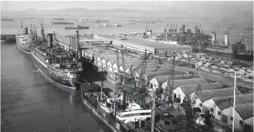  ?? JOHN MARSH ?? THE amiable John Marsh was a prolific maritime photograph­er and had permission to photograph ships during World War II. Taken on April 16, 1941, this photograph is one of his most memorable images of wartime Cape Town. It shows part of one of the largest convoys to call at the Cape during World War II. |