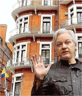  ??  ?? Julian Assange könnte sein Asyl in der Botschaft verlieren