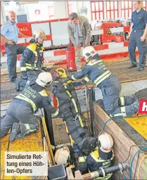  ??  ?? Simulierte Rettung eines Höhlen-Opfers