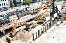  ?? Foto: Andreas Brücken ?? 250 Menschen feierten auf der Friedrich Ebert Straße den „Baggerbiss“für die neue Tiefgarage und die unterirdis­che Bahnhofspa­ssage.