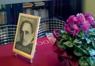  ??  ?? Il ritratto di Tommaso Landolfi nella sua sala all’Università di Siena