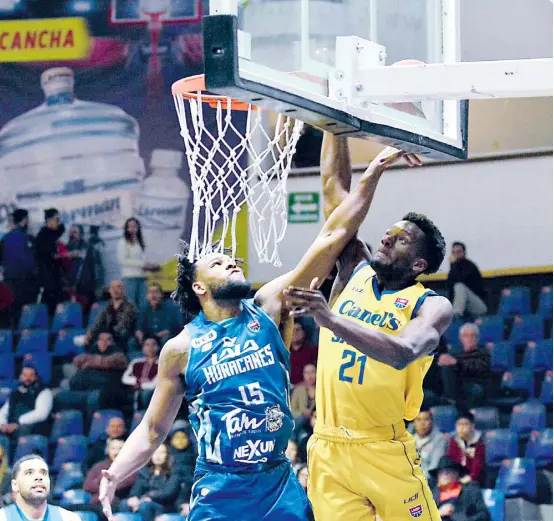  ??  ?? Lyonel Gaines fue el mejor jugador del partido del CB Santos al conseguir 25 puntos en la noche (Foto Martín Báez).